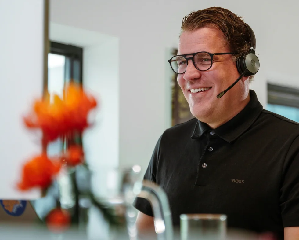 Laurens speaking with a client on the phone