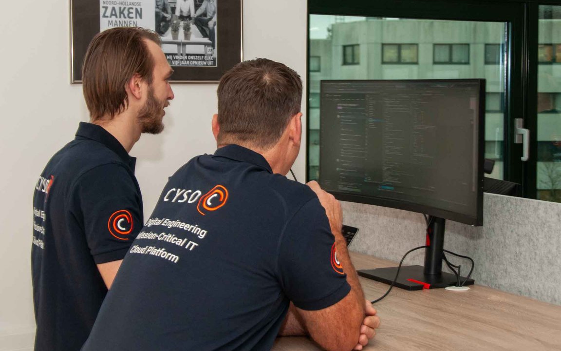 Two Cyso Cloud employees working together