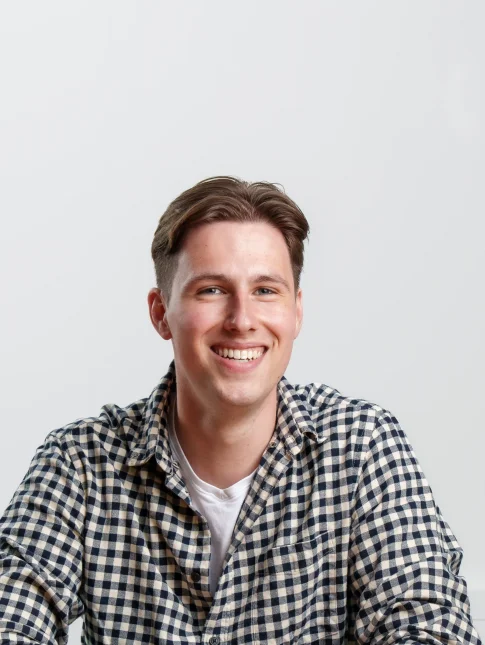 Wouter, HR employee at Cyso, smiling at a table